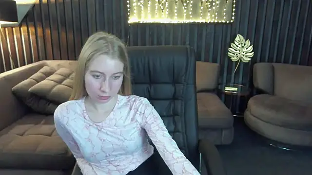 Alina_Blonde webcam
