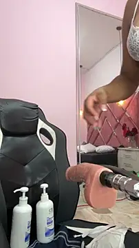 Webcam Model (LunaaRosse)  is live.Free join now!