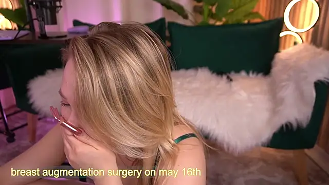 LauraWifeness webcam