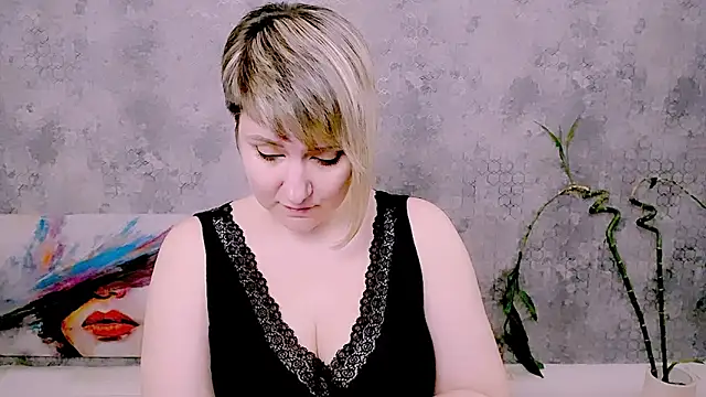 djullia (F milf) - show ass in panties