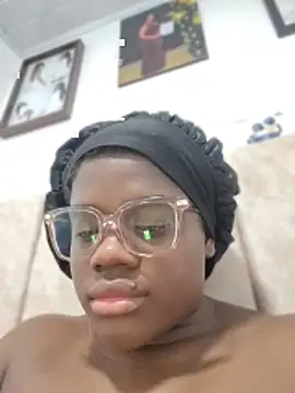 Webcam Model (YourLiaa_)  is live.Free join now!