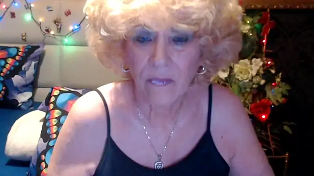HappyWomanOn webcam