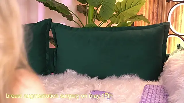 LauraWifeness webcam