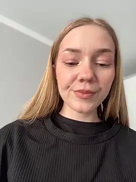 MilaMoone Stripchat cam model