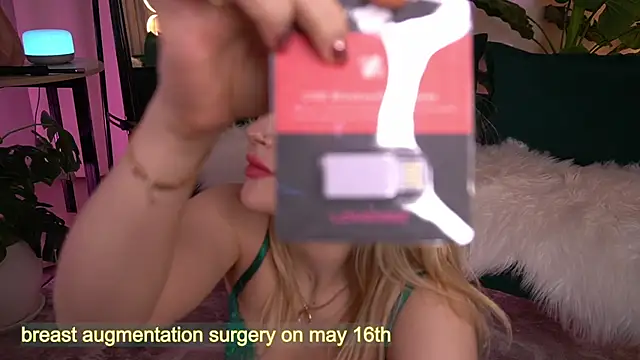 LauraWifeness webcam