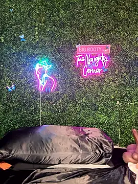 Webcam Model (RenaThickAss)  is live.Free join now!