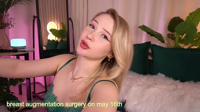 LauraWifeness webcam