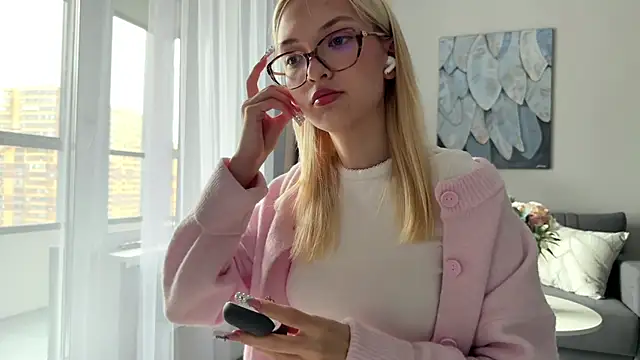 EvelineMolima Stripchat cam model