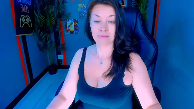 AnaMills Stripchat cam model