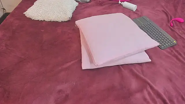 mask_red_girl webcam