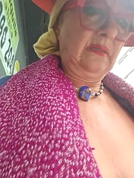 Webcam Model (Hot-Muci) is live