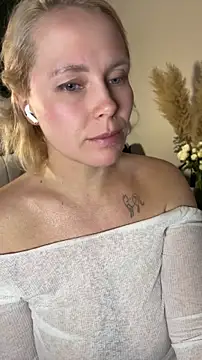 Charming_Daphny webcam