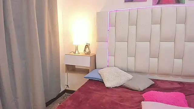 mask_red_girl webcam