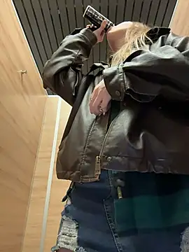 sunny___bunny (F young) - open pussy close camera +  thumb inside