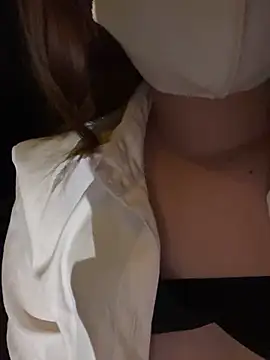 Larissa-Closet webcam