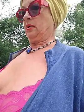 Webcam Model (Hot-Muci)  is live.Free join now!