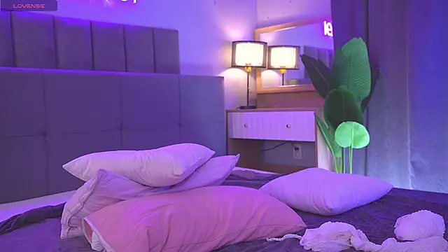 tella_dream (F teen) - Rub my pussy with panties