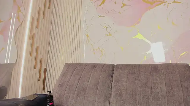 NhoanBrunette webcam