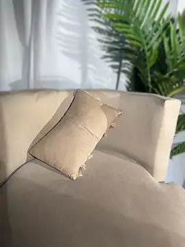 Webcam Model (MiaFoxie_)  is live.Free join now!