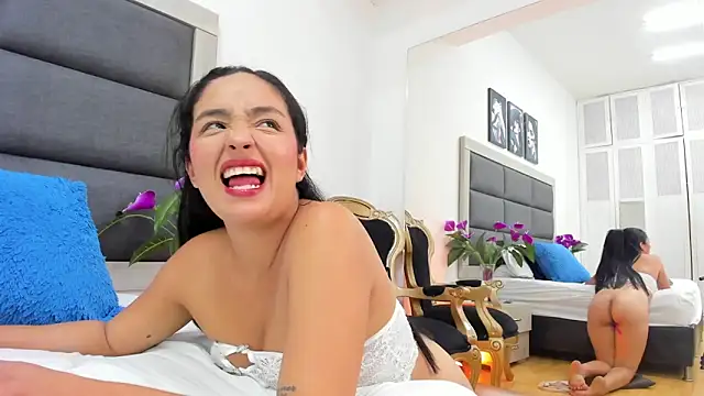 valentinacruzz - ValentinaCruzz's free webcam - UK Sex Cams