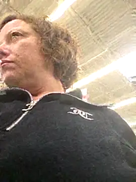 julimonroe Stripchat cam model