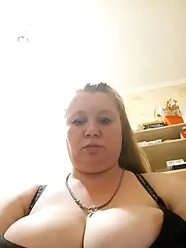 Webcam Model (KiraStanton) is live