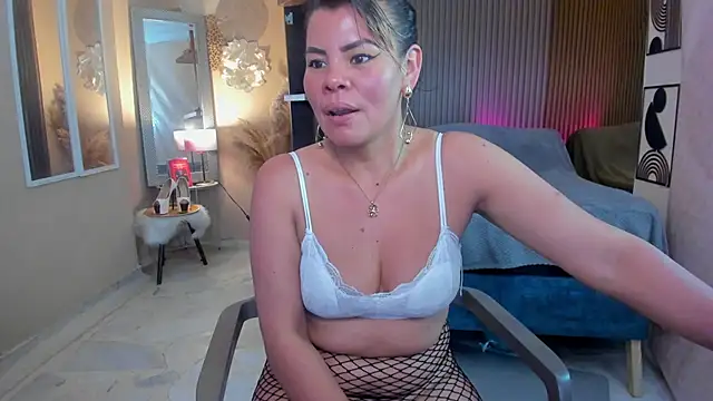 KiaraXMilf webcam