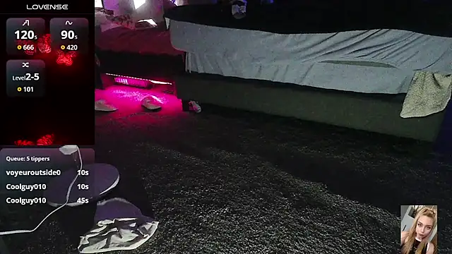 Blondiewithanass webcam