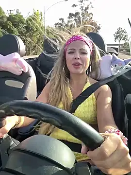 biancasuger (F young) - Show/shake ass outside car