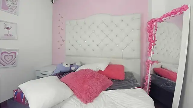 Mia_Miller001 webcam