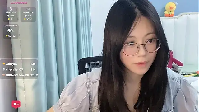 luna-666 (F young) - 舔手指
