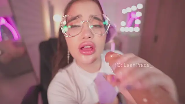 LeahPrada_ webcam