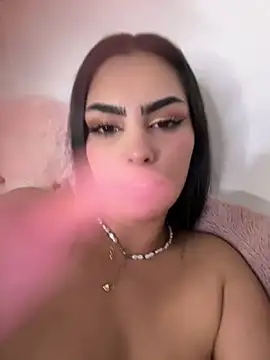 maddy_rouse_ (F teen) - French kiss+ sucking boobs 2 girls 😈😈