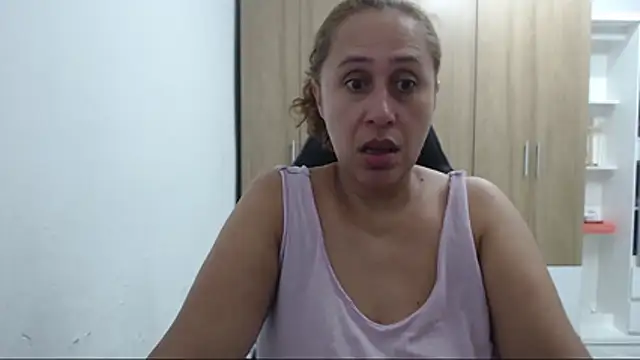 RoxanaLove9 webcam