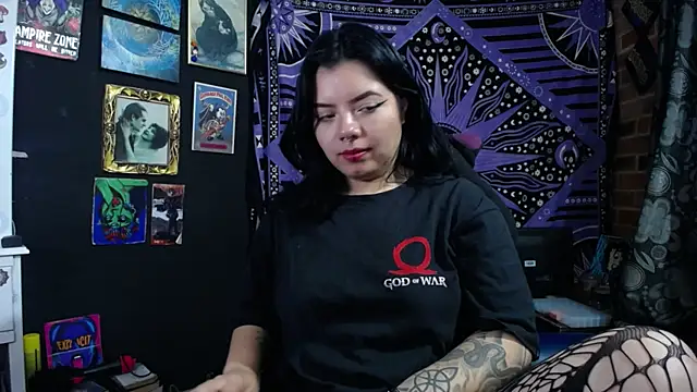 Yourmadame_P webcam