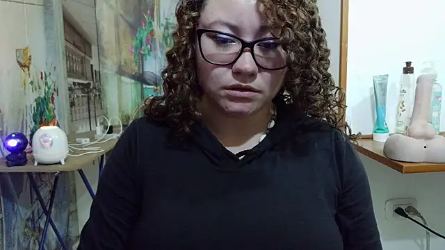 curly_greeneyed webcam