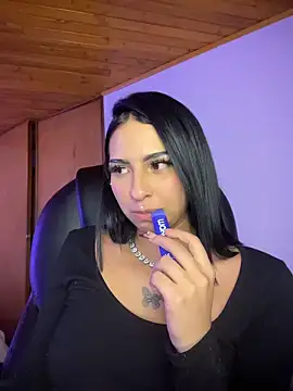 Hilary_pinkk webcam