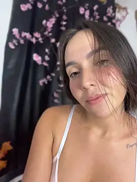 Webcam Model (Scarlett05)  is live.Free join now!