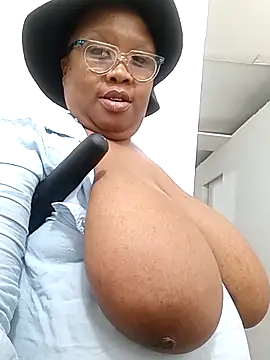 BUSTYTUMIXX23 webcam
