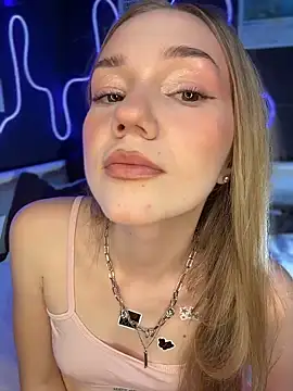 Webcam Model (MilaMoone)  is live.Free join now!