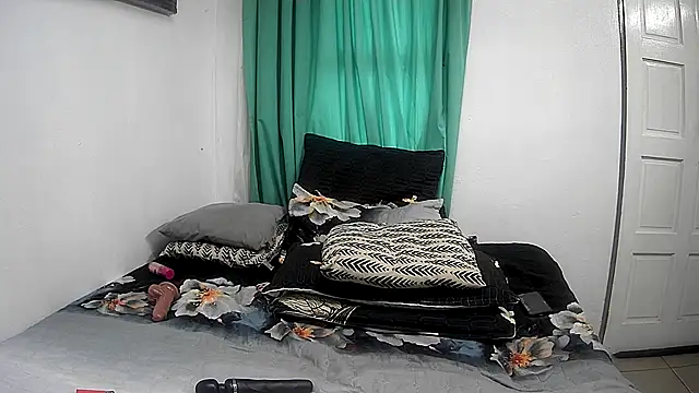 GoldenPussyXOXO webcam