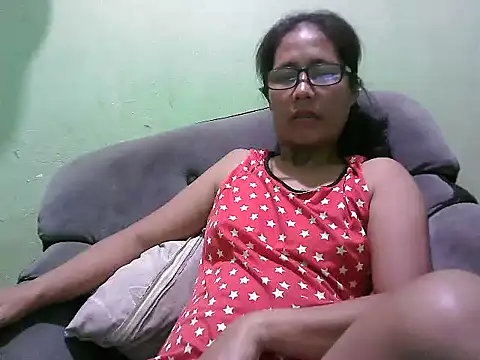 HotLadyPinay32 webcam