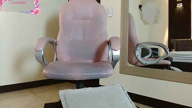lolagolden1 (F young) - show asshole