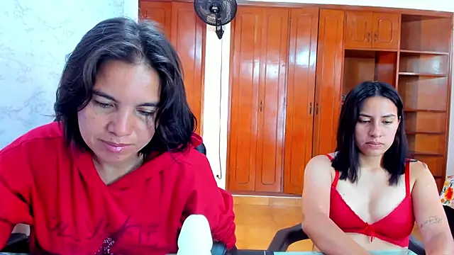 Emily_and_Soffy webcam