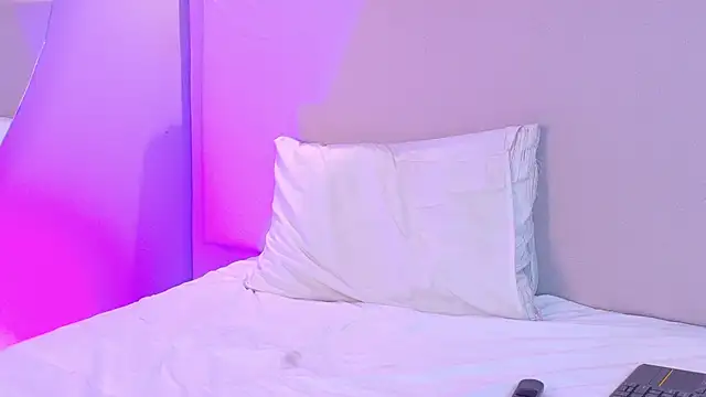 NaomiKlarc webcam