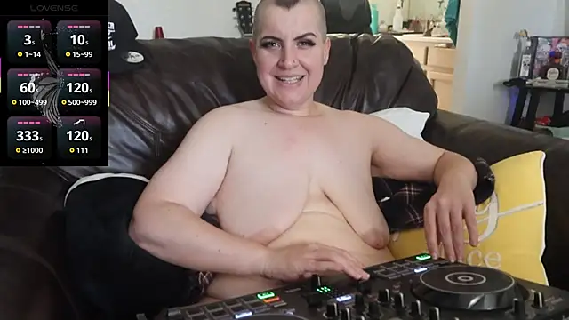 BellaBlueBBW webcam