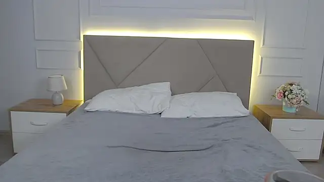 ArianaMilss webcam