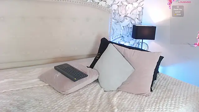 venusandrea29 (F young) - oil in ass + spank