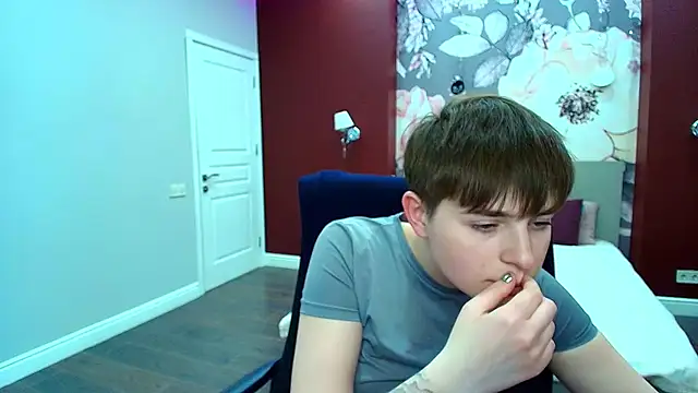 EmiliaYours webcam