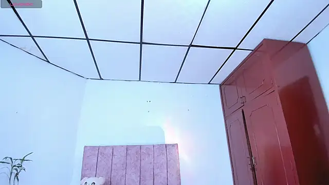 Mila_1wood webcam